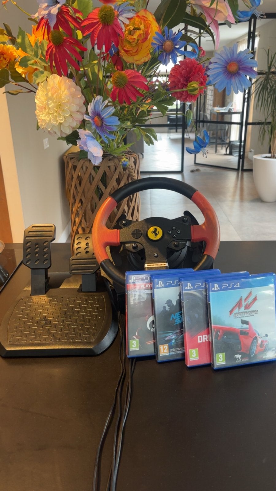 Trustmaster racestuur met pedalen en 4 PS4 games, Spelcomputers en Games, Ophalen of Verzenden, Zo goed als nieuw, Stuur of Pedalen