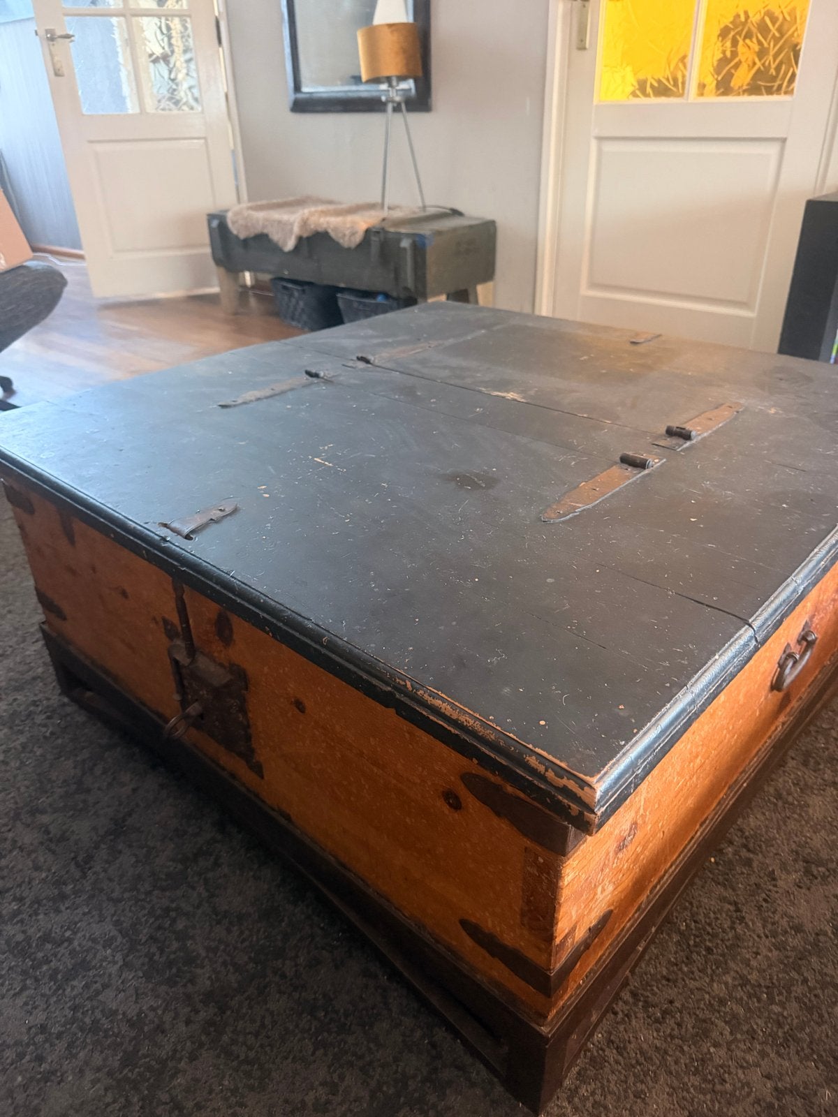 Antieke houten kist/salontafel met metalen beslag, Ophalen of Verzenden