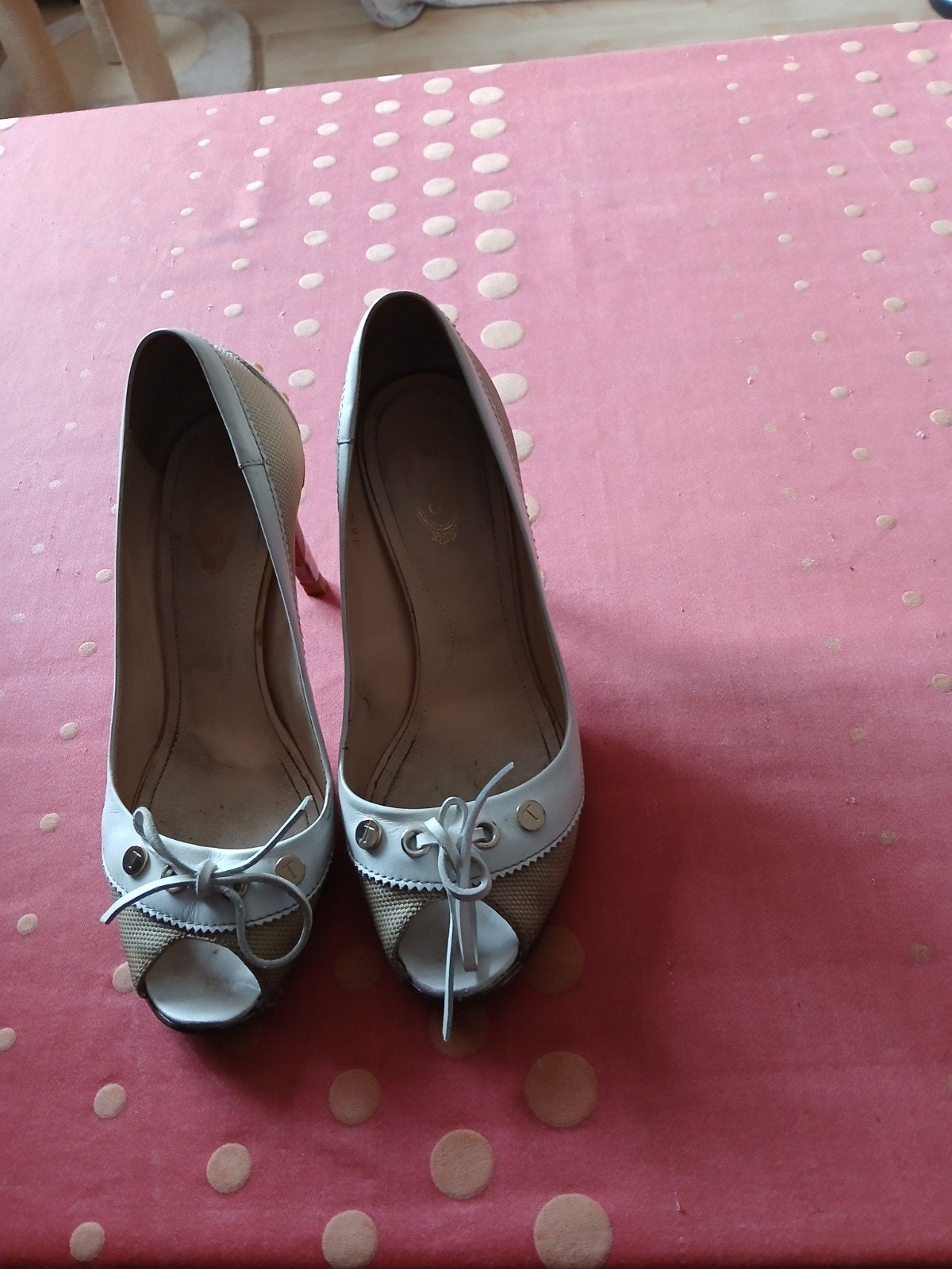 Tods, Ophalen, Wit, Tods, Gedragen