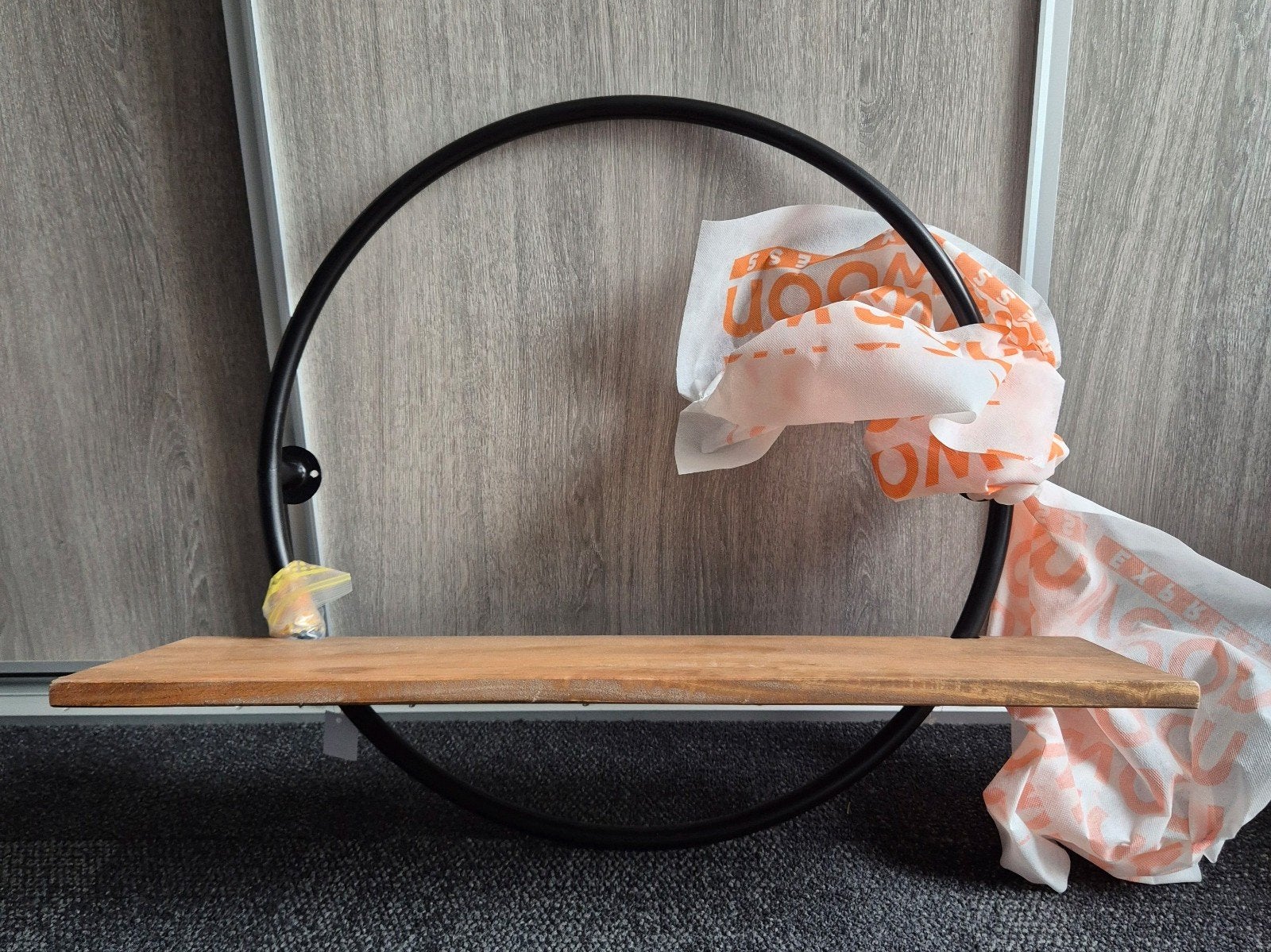 Ronde wandplank met houten blad - Zwart metaal & hout, Huis en Inrichting, Ophalen, Nieuw