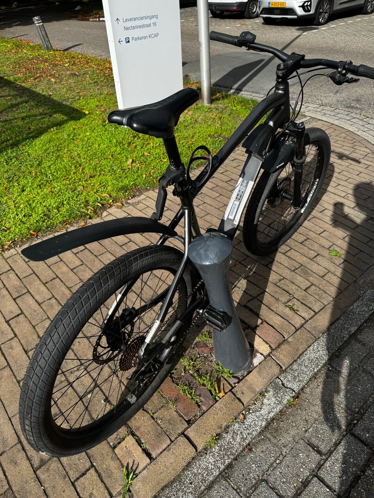 Stoere zwarte mountainbike met vering en schijfremmen, 28 inch, Gebruikt, Vering, Meer dan 20 versnellingen