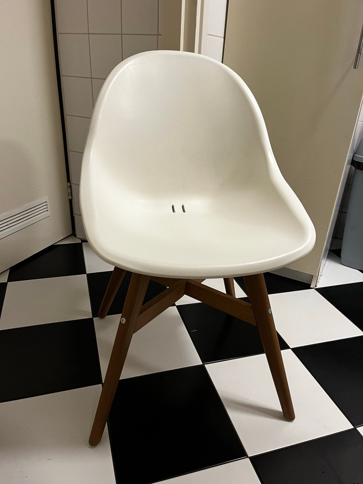 2x Witte kuipstoel met houten poten (ikea fanbyn stoel), Huis en Inrichting, Stoelen, Ophalen, Gebruikt, Wit, Eén