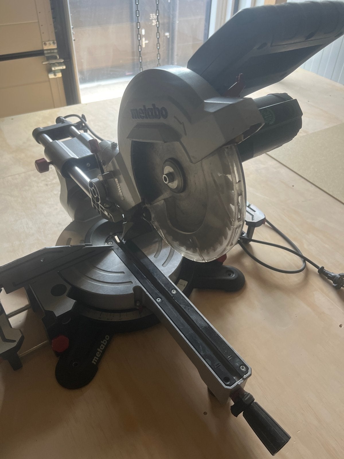 Metabo KGS 216 M Afkortzaag - Krachtig en Nauwkeurig, Doe-het-zelf en Verbouw, Gebruikt, Ophalen of Verzenden, Afkortzaag, 30 tot 70 mm