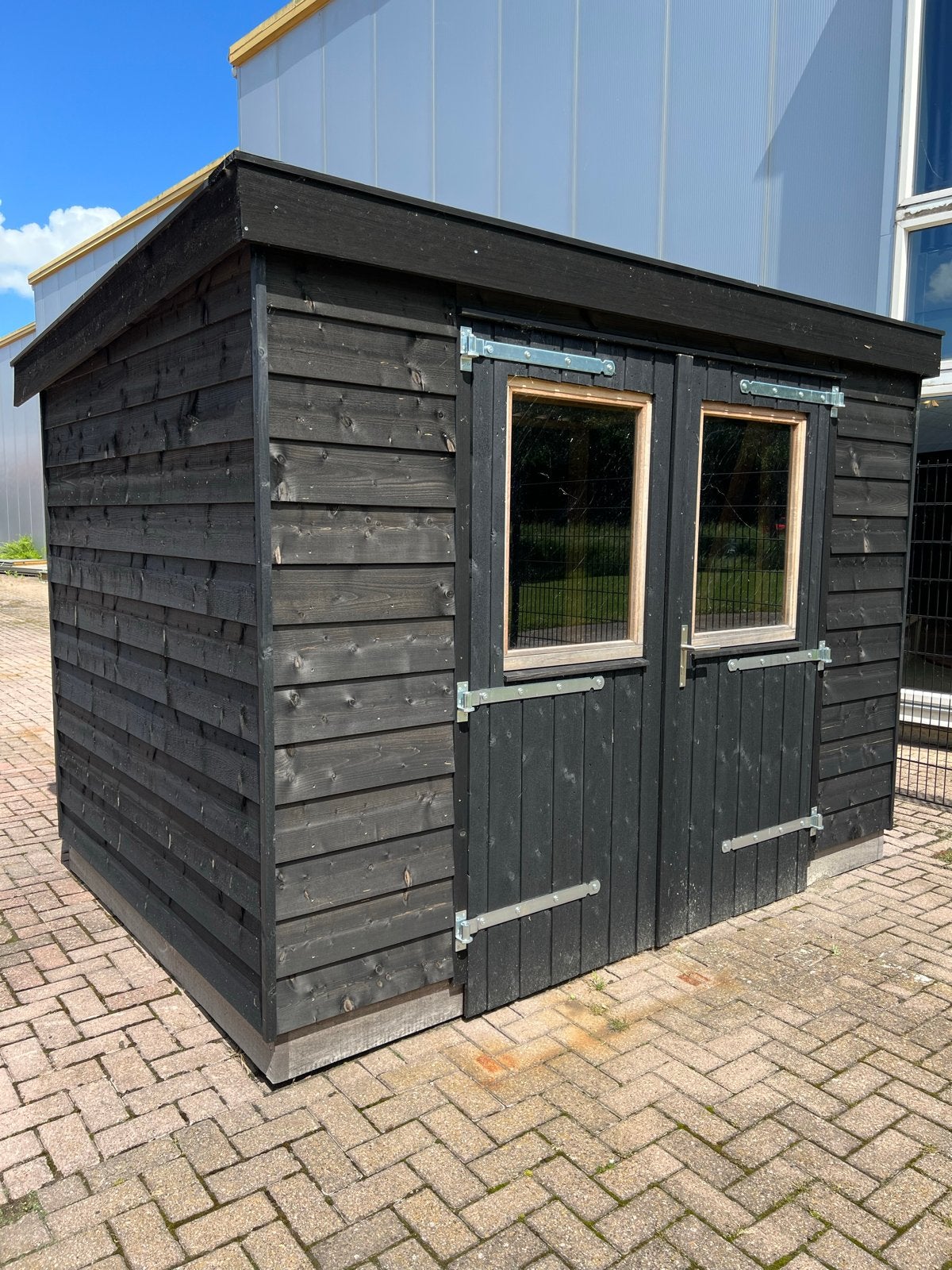 Zwarte houten schuur met twee ramen, Ophalen, 200 tot 400 cm, 250 tot 500 cm, Schuur
