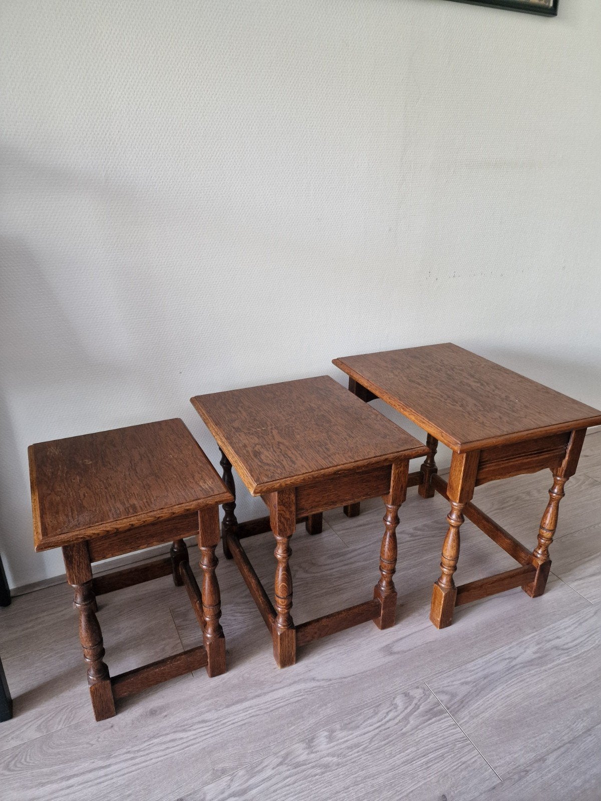 Set van 3 Eikenhouten Bijzettafels - Verschillende Groottes, Antiek en Kunst, Ophalen