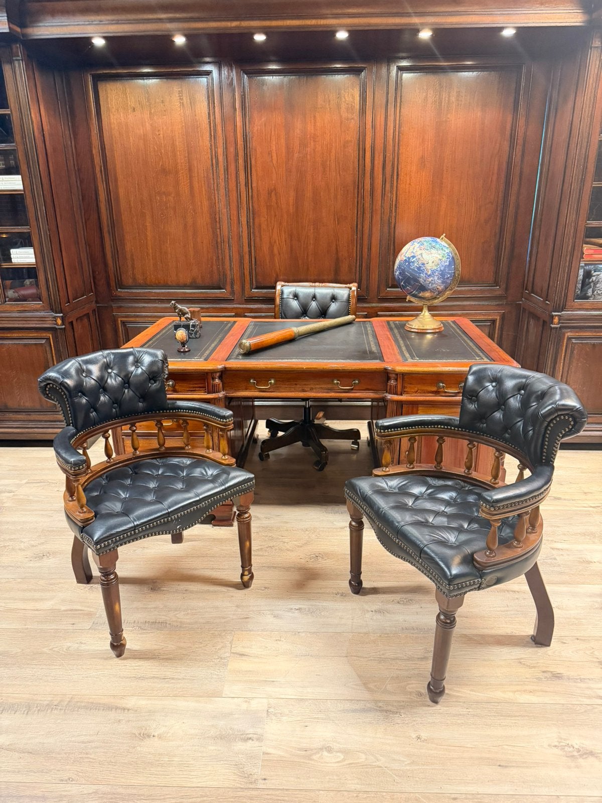 Engels mahonie partnerdesk bureau met 3 leren bureaustoelen, Ophalen