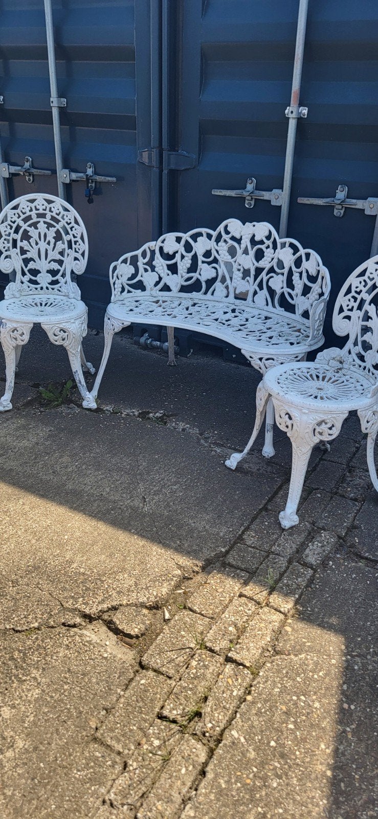Sierlijke tuinbank en stoelen, wit metaal, Overige materialen, Gebruikt, 3 zitplaatsen, Ophalen of Verzenden