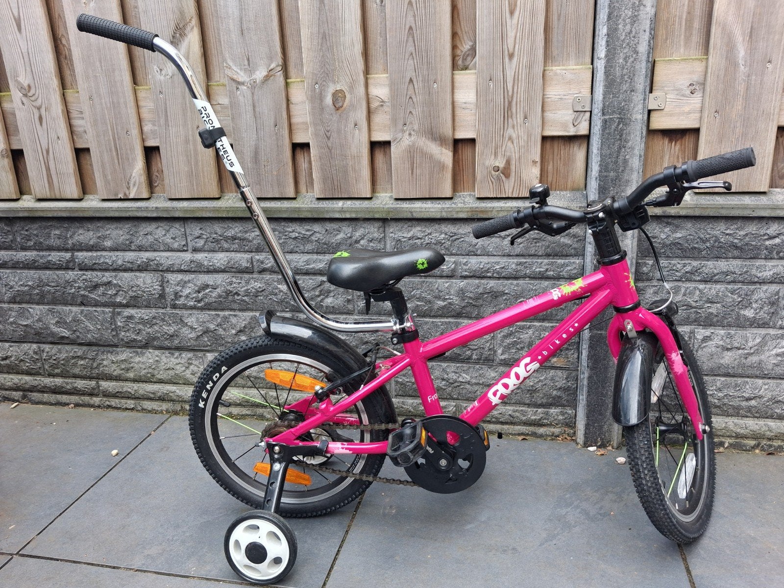 Frog 44 roze kinderfiets 16 inch met zijwieltjes, Fietsen en Brommers, Ophalen, Zijwieltjes, Velgrem, Frog