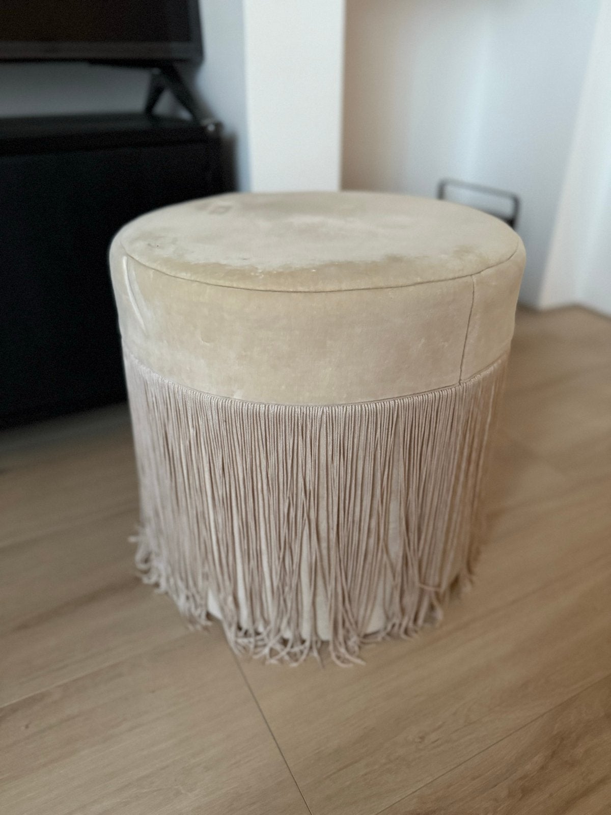 Stijlvolle Zitpoef met Franjes - Crèmekleurig westwing, Huis en Inrichting, Ophalen, Minder dan 50 cm, Gebruikt, Rond