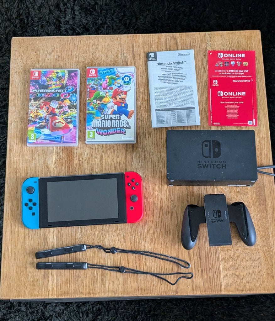 Gloednieuwe Nintendo Switch + 2 spellen, Spelcomputers en Games, Met games, Met 2 controllers, Nieuw, Ophalen of Verzenden