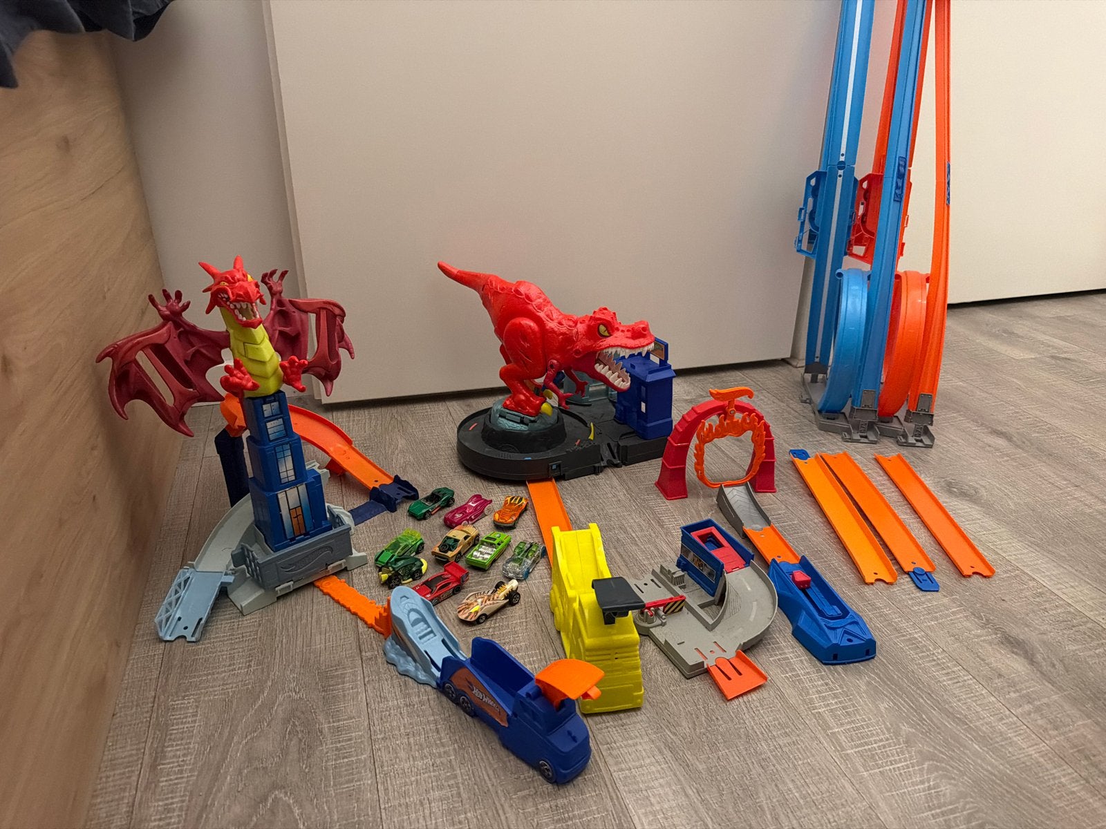 Hot Wheels - 4 banen + 10 originele auto's, Ophalen of Verzenden, Gebruikt