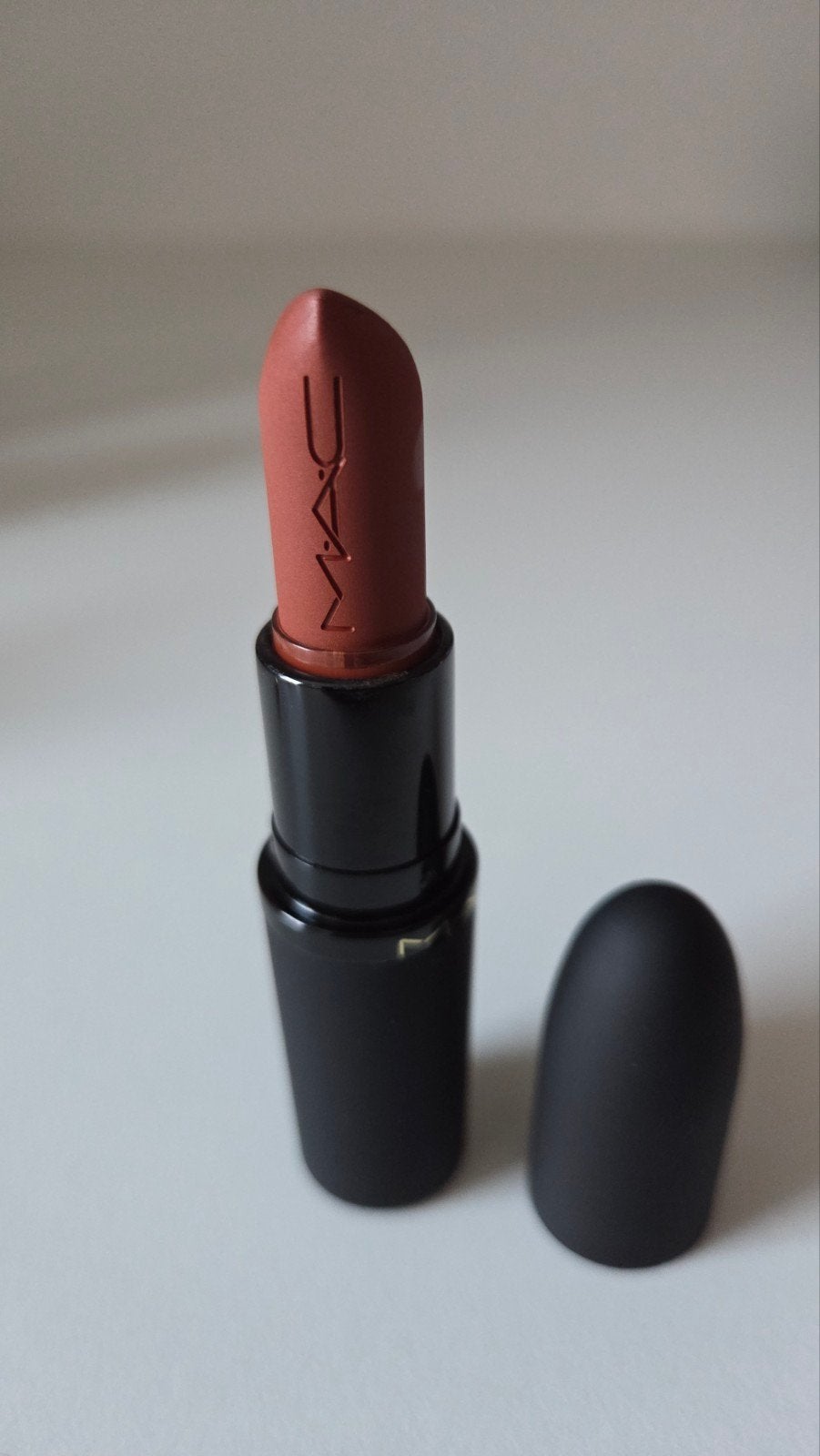 Mac Cosmetics Powder Kiss Hazy matte lipstick Marrakesch Mer, Ophalen of Verzenden, Zo goed als nieuw, Lippen