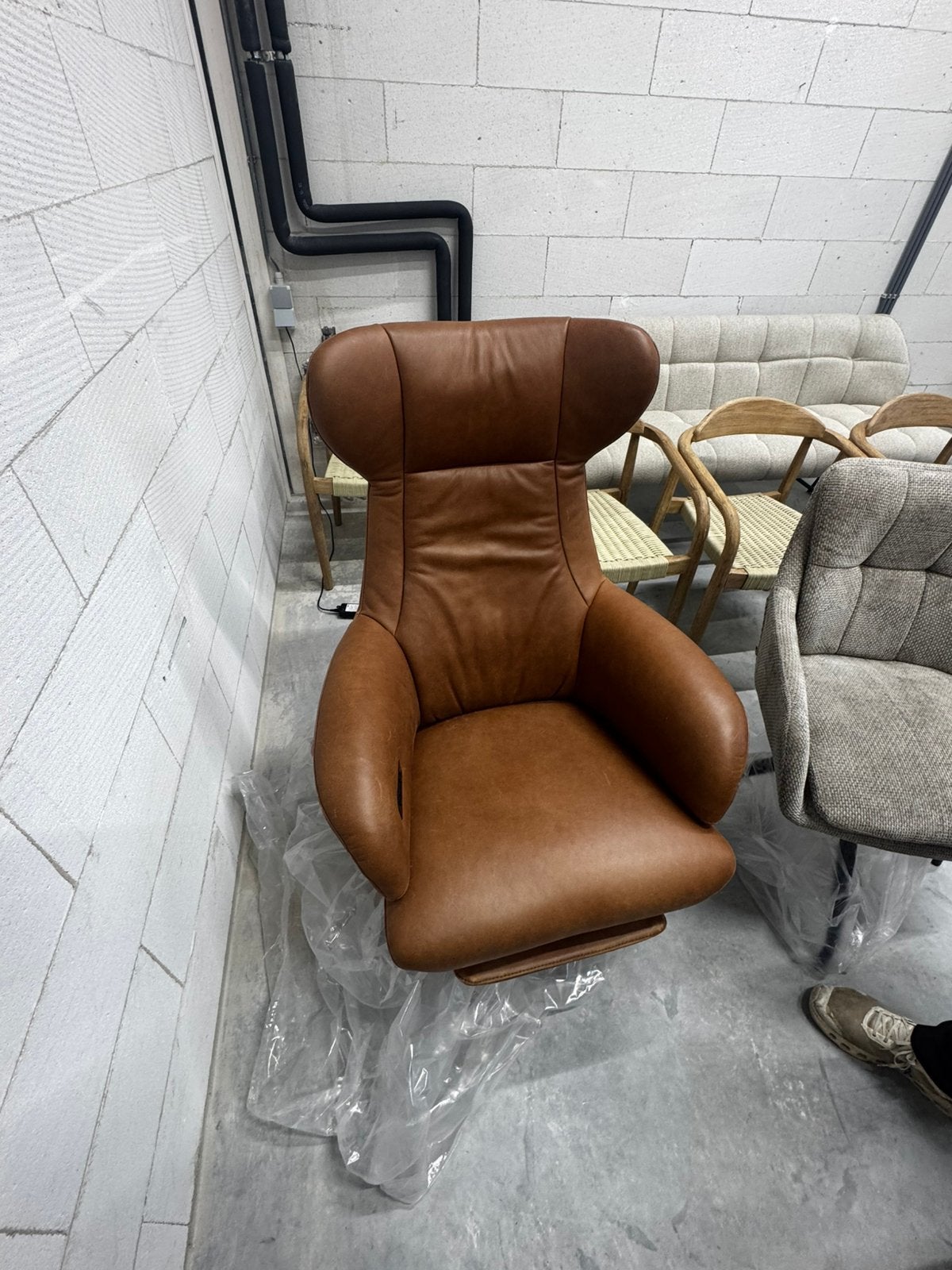 Luxe elektrische relaxfauteuil – 2 motoren – echt leer, Ophalen, Zo goed als nieuw, 50 tot 75 cm, Leer