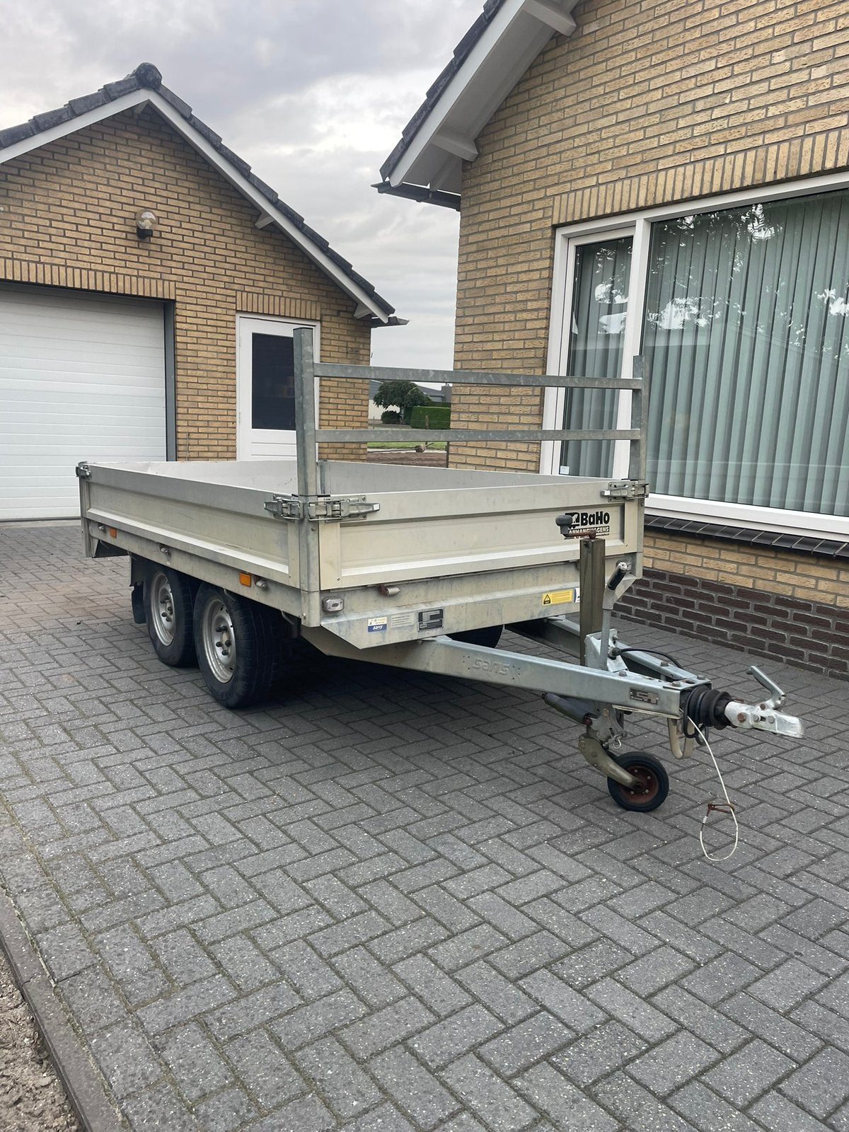 Nette Saris Dubbelasser Aanhangwagen, Ophalen, Zo goed als nieuw