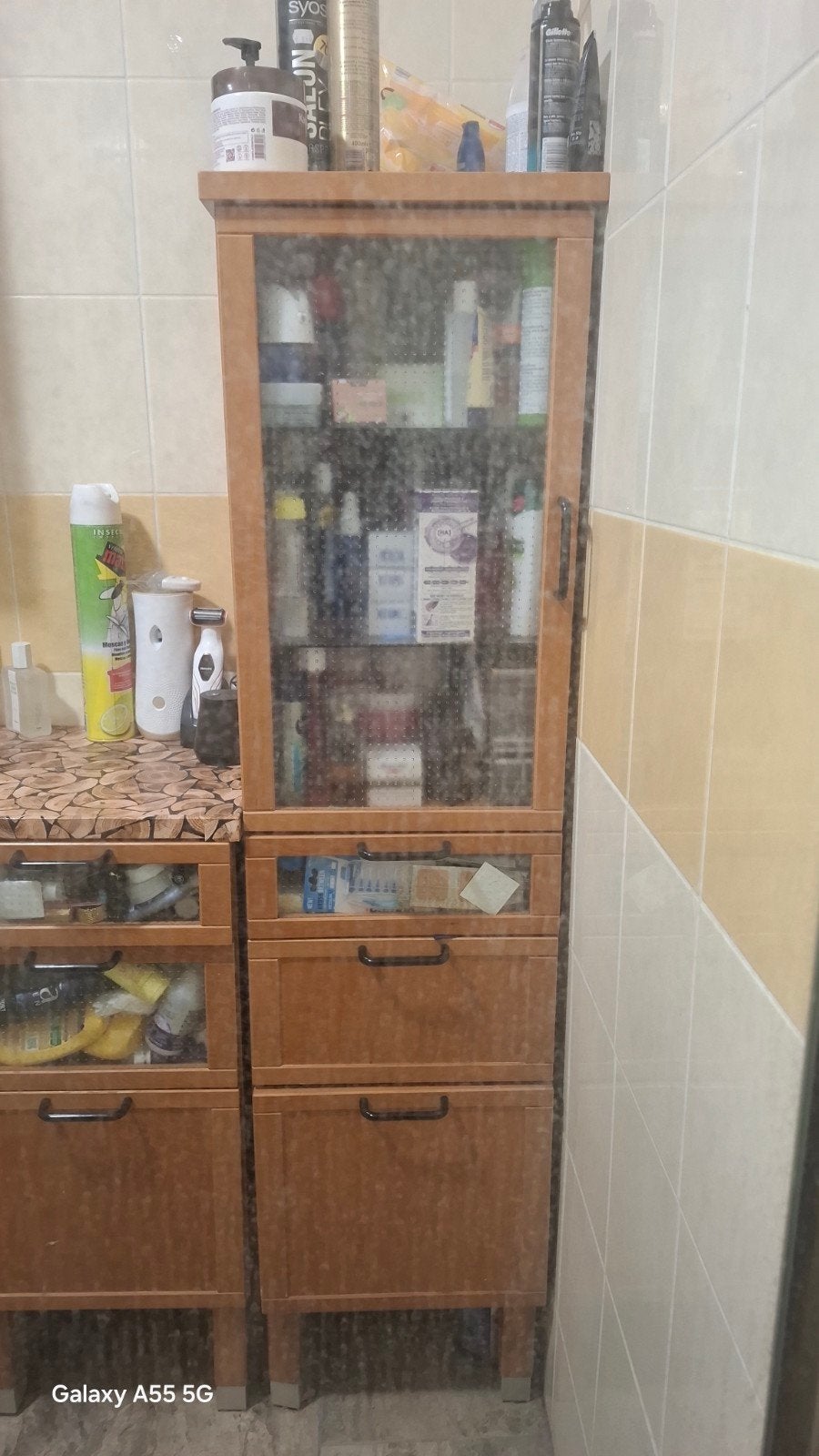 Houten badkamerkast met glazen deur en lades, Huis en Inrichting, Badkamer | Badkamermeubels, (Half)hoge kast, Minder dan 50 cm