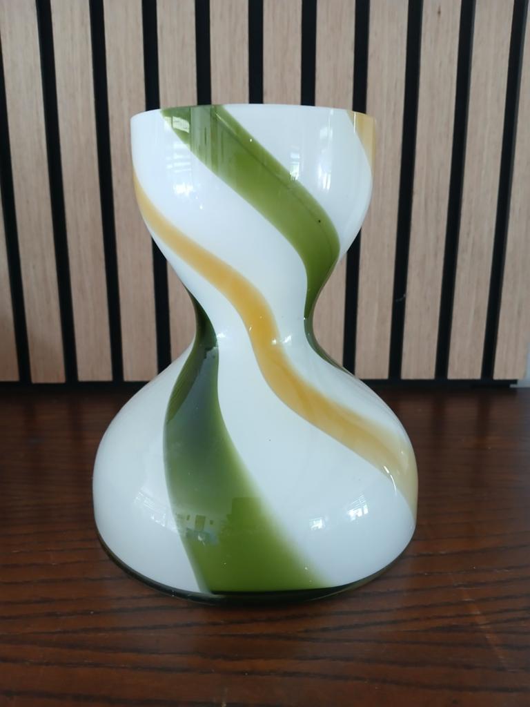 Vintage glazen opaline florance vaas met spiraalpatroon, Ophalen of Verzenden