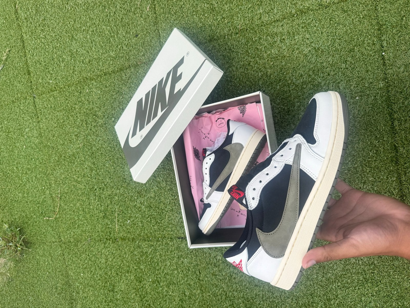 Travis Scott x Air Jordan 1 Low OG Medium Olive – Maat 42.5, Ophalen of Verzenden, Nieuw, Overige kleuren, Sneakers of Gympen