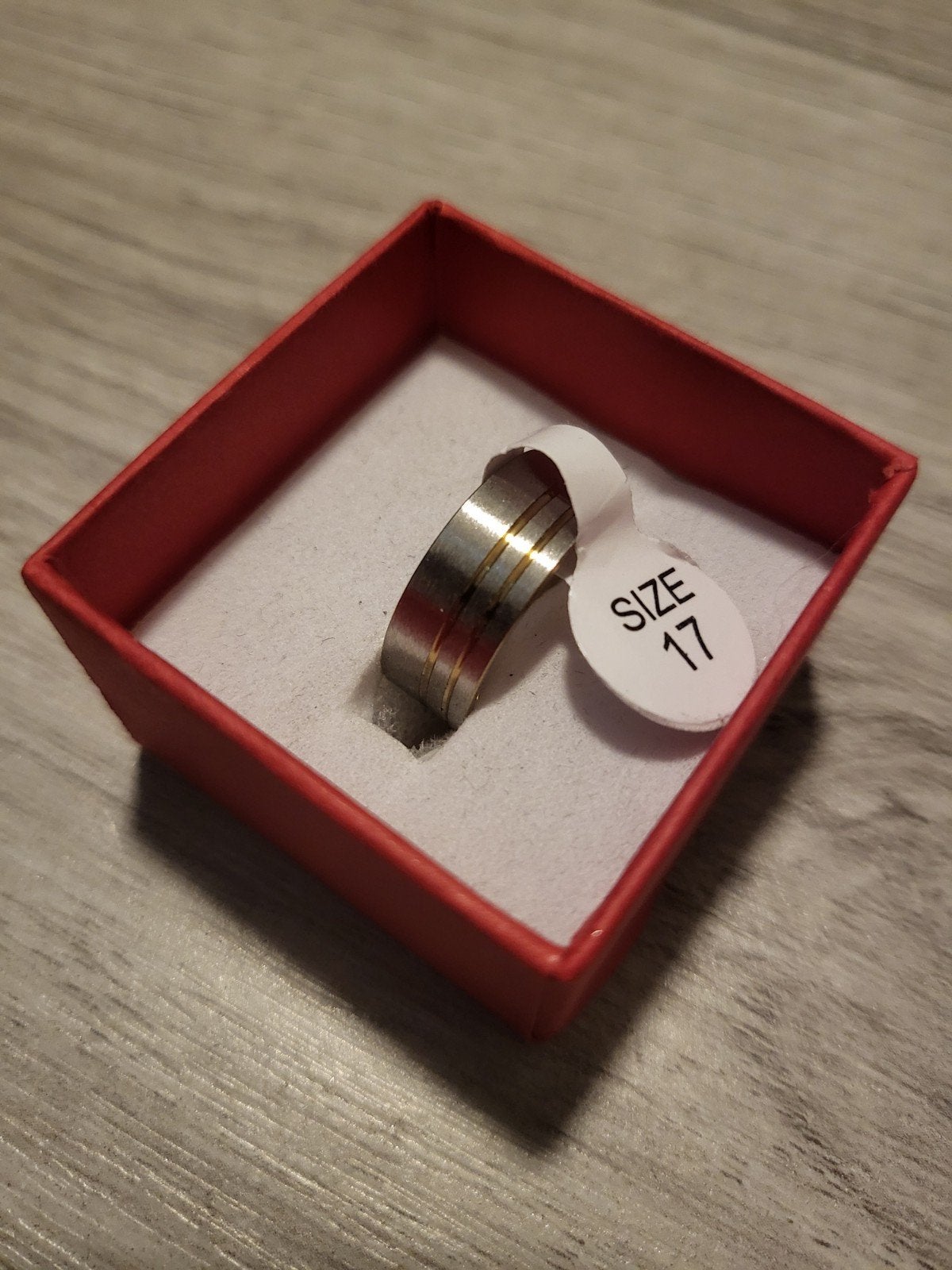 Nieuwe ring, maat 17, zilverkleurig met gouden accenten, IJzer of Staal, Nieuw, Ophalen of Verzenden, 17 tot 18