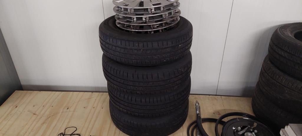 15" stalen zomer velgenset met originele Seat wieldoppen, Ophalen, Gebruikt, 15 inch, Banden en Velgen