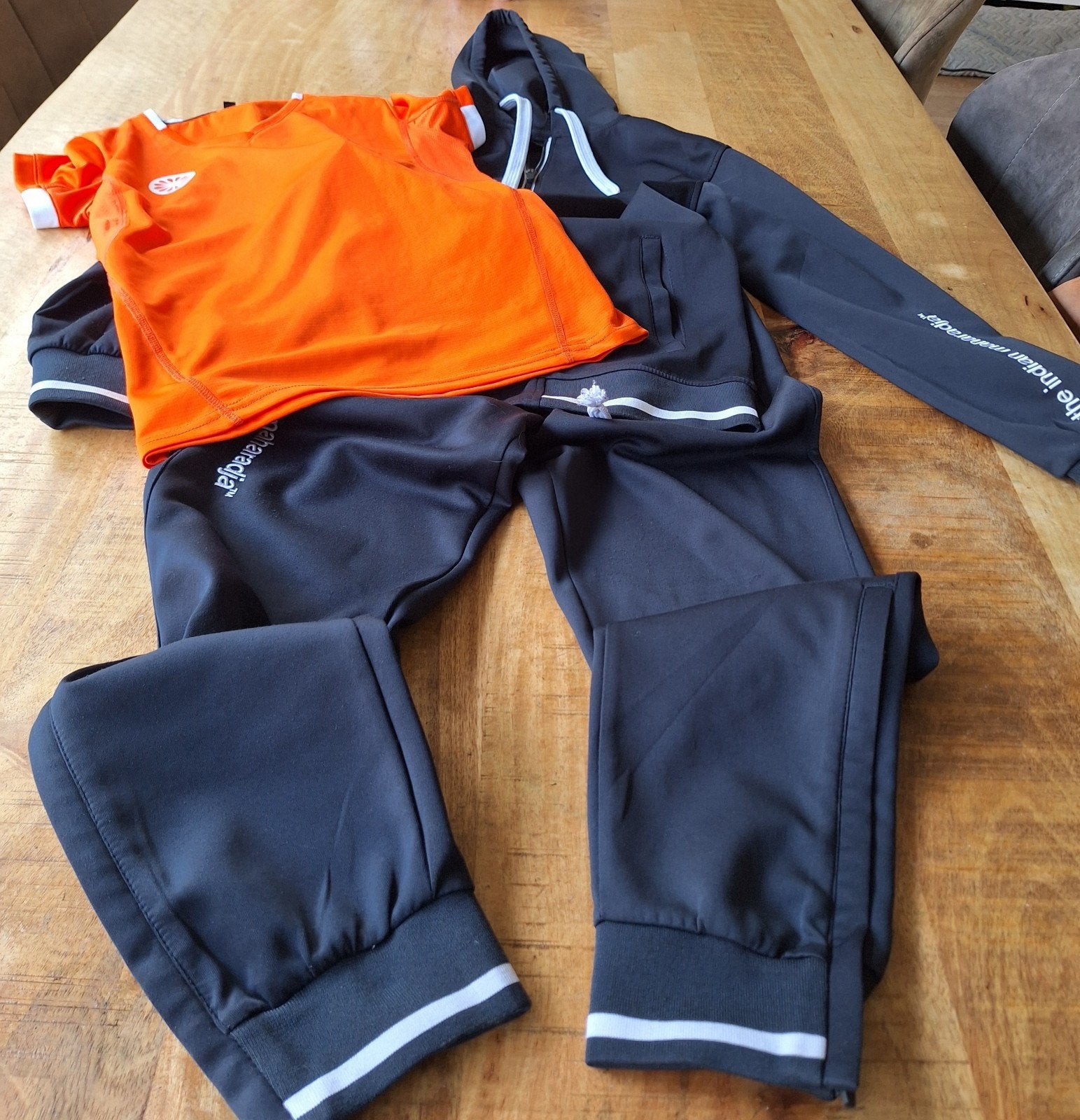 trainingspak en oranje tshirts hockey club de Dommel, Ophalen, Zo goed als nieuw, Kleding