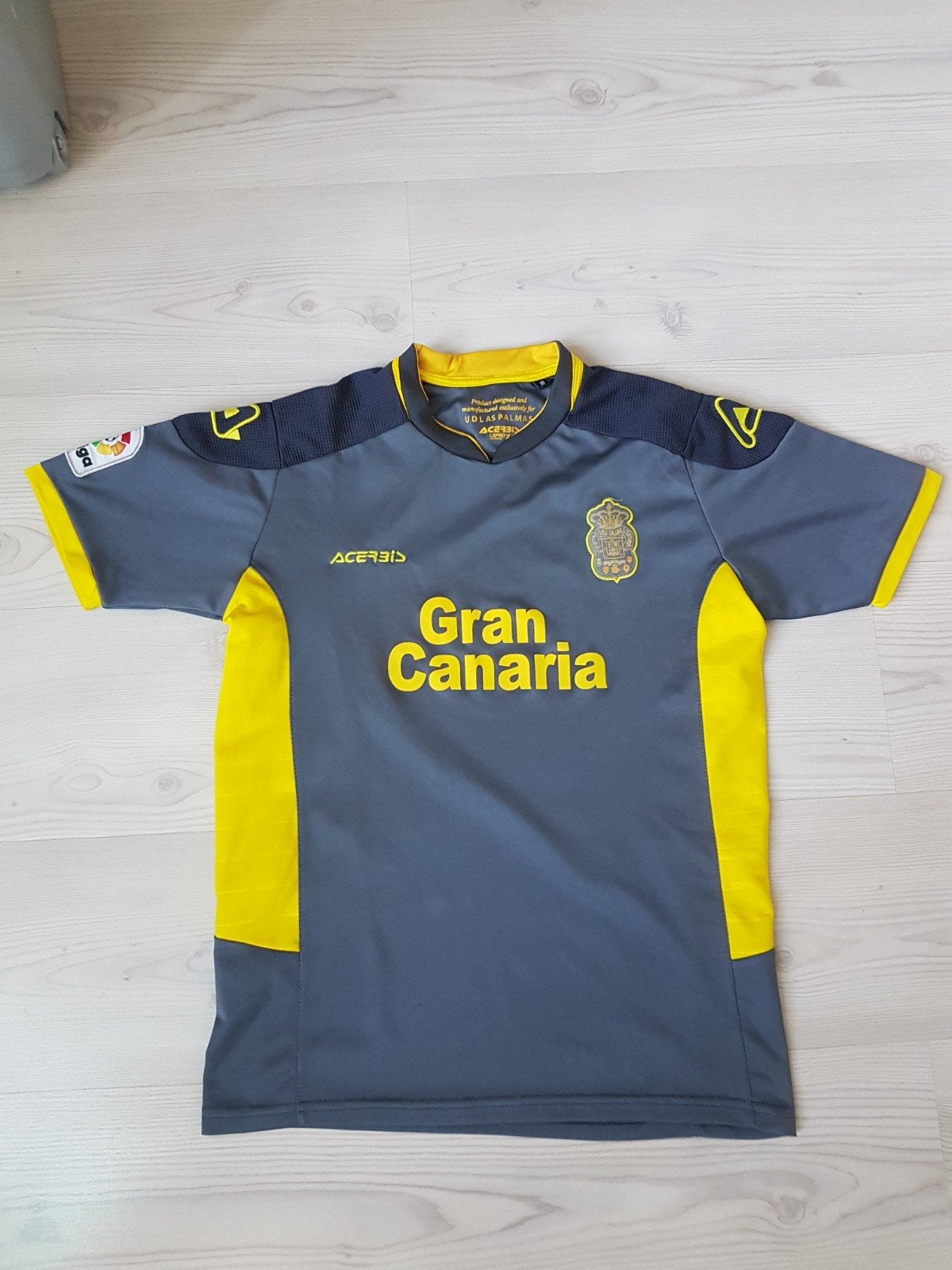 UD Las Palmas voetbalshirt in size small, Sport en Fitness, Voetbal, Maat XS of kleiner, Ophalen of Verzenden, Zo goed als nieuw