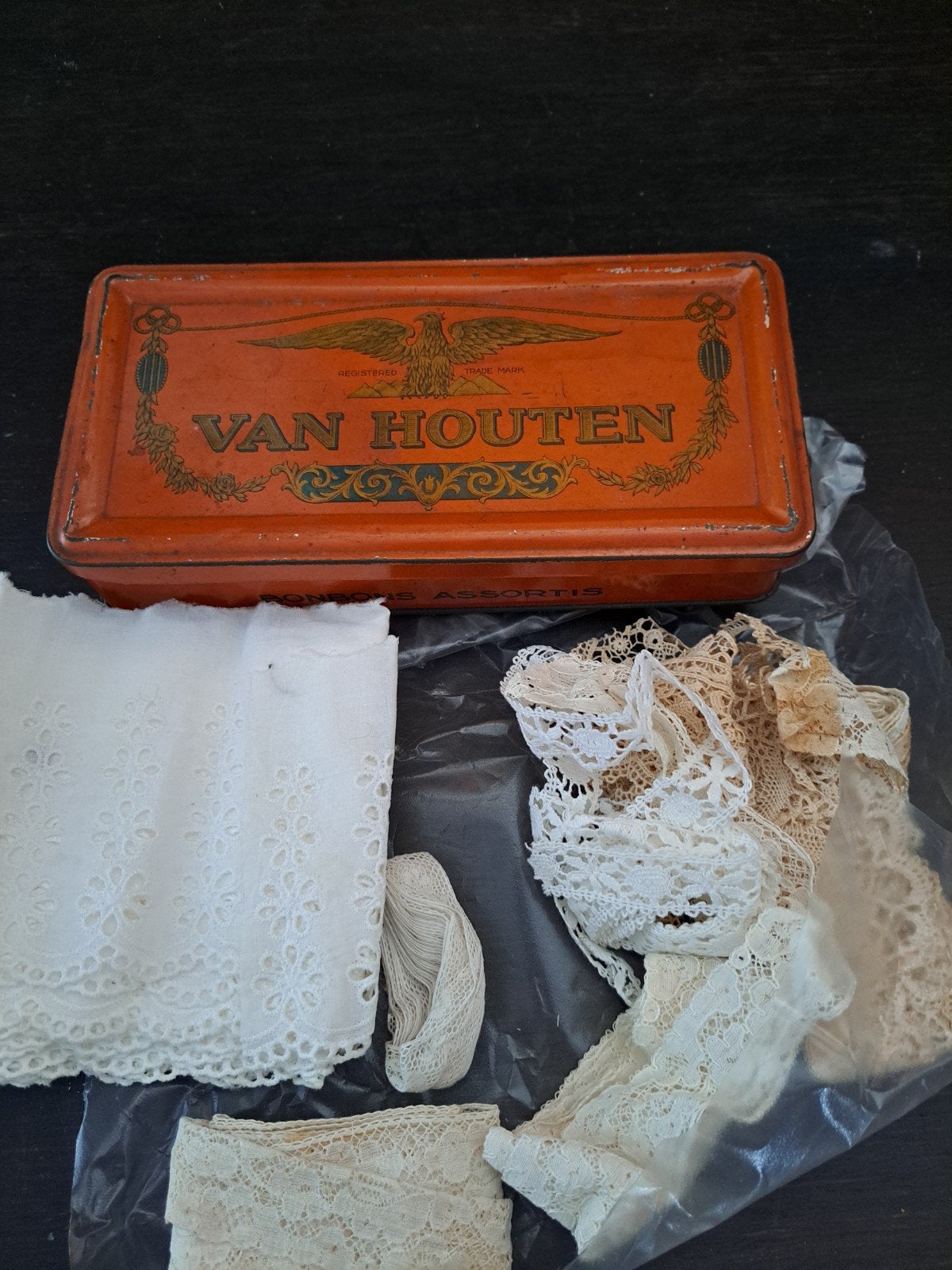 Vintage Van Houten blik met diverse kanten en linten, Ophalen of Verzenden, Gebruikt, Kant
