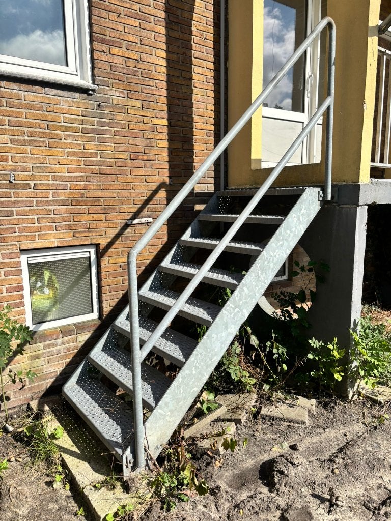 Gegalvaniseerde buitentrap + leuning 8 treden | 150 cm hoog, Doe-het-zelf en Verbouw, Ladders en Trappen, Ophalen, Gebruikt, Trap