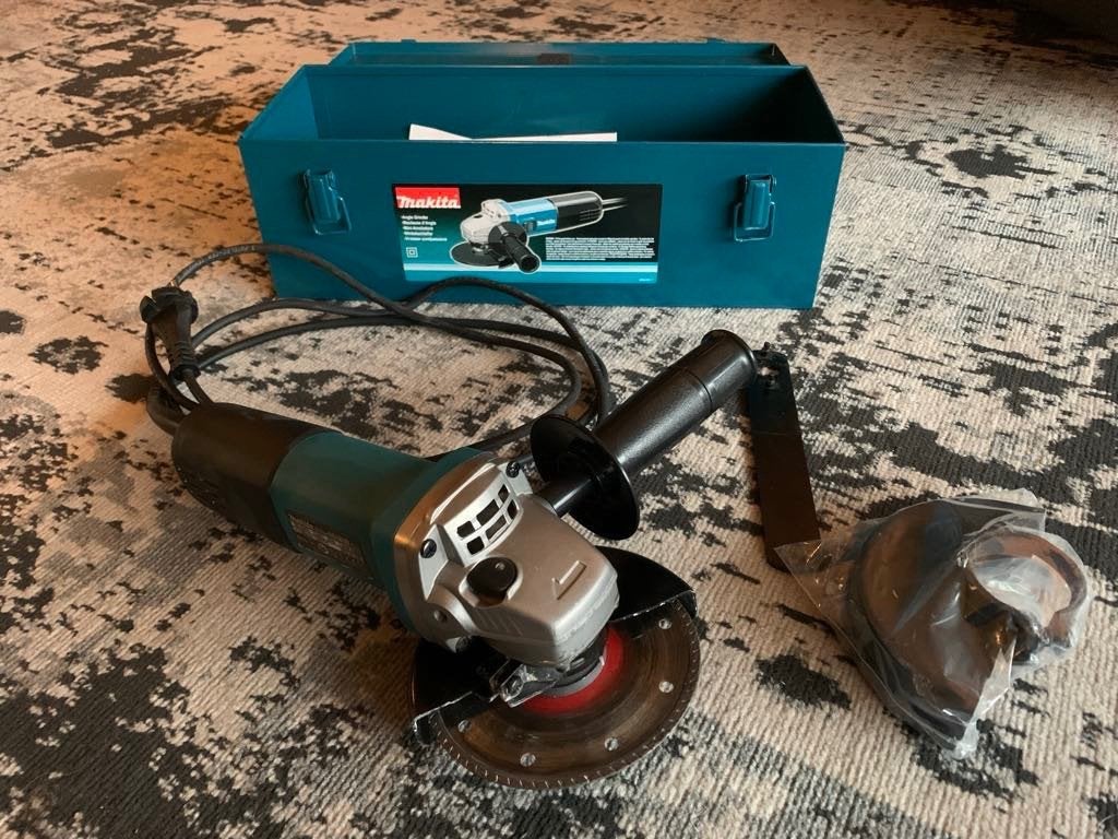 Makita haakse slijper, 9558NB, Ophalen, Zo goed als nieuw, 700 tot 1000 watt, Haakse handslijpmachine