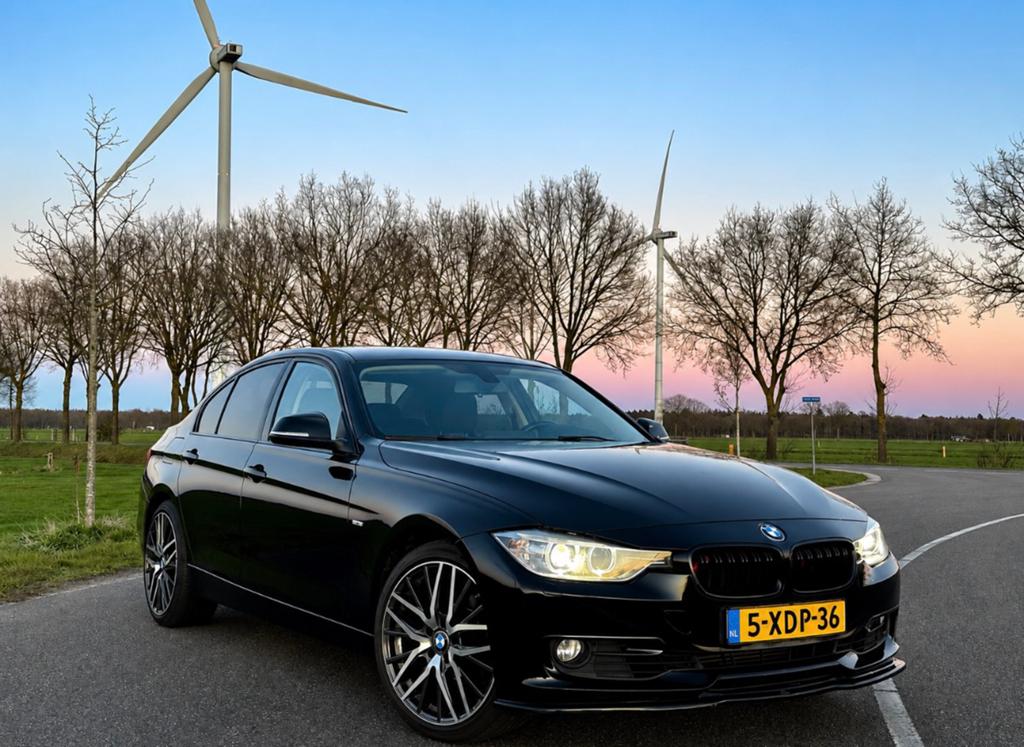 BMW 320i (f30) 2015 Zwart AUTOMAAT, Auto's, Achterwielaandrijving, Zwart, 4 cilinders, Leder en Stof