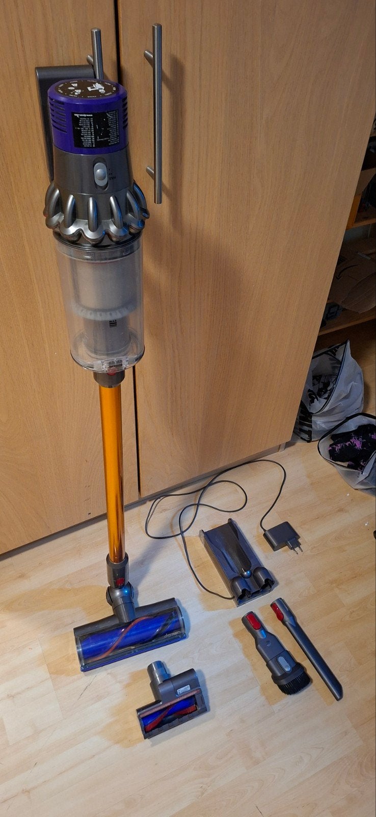 Zeer nette Dyson V10 Cyclone- draadloze steelstofzuiger, Witgoed en Apparatuur, Stofzuigers, Ophalen of Verzenden, Zo goed als nieuw