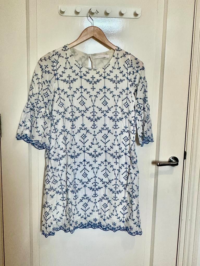 White and Blue Embroidered Dress, Kleding | Dames, Jurken, Wit, Ophalen of Verzenden, Zo goed als nieuw, Maat 34 (XS) of kleiner