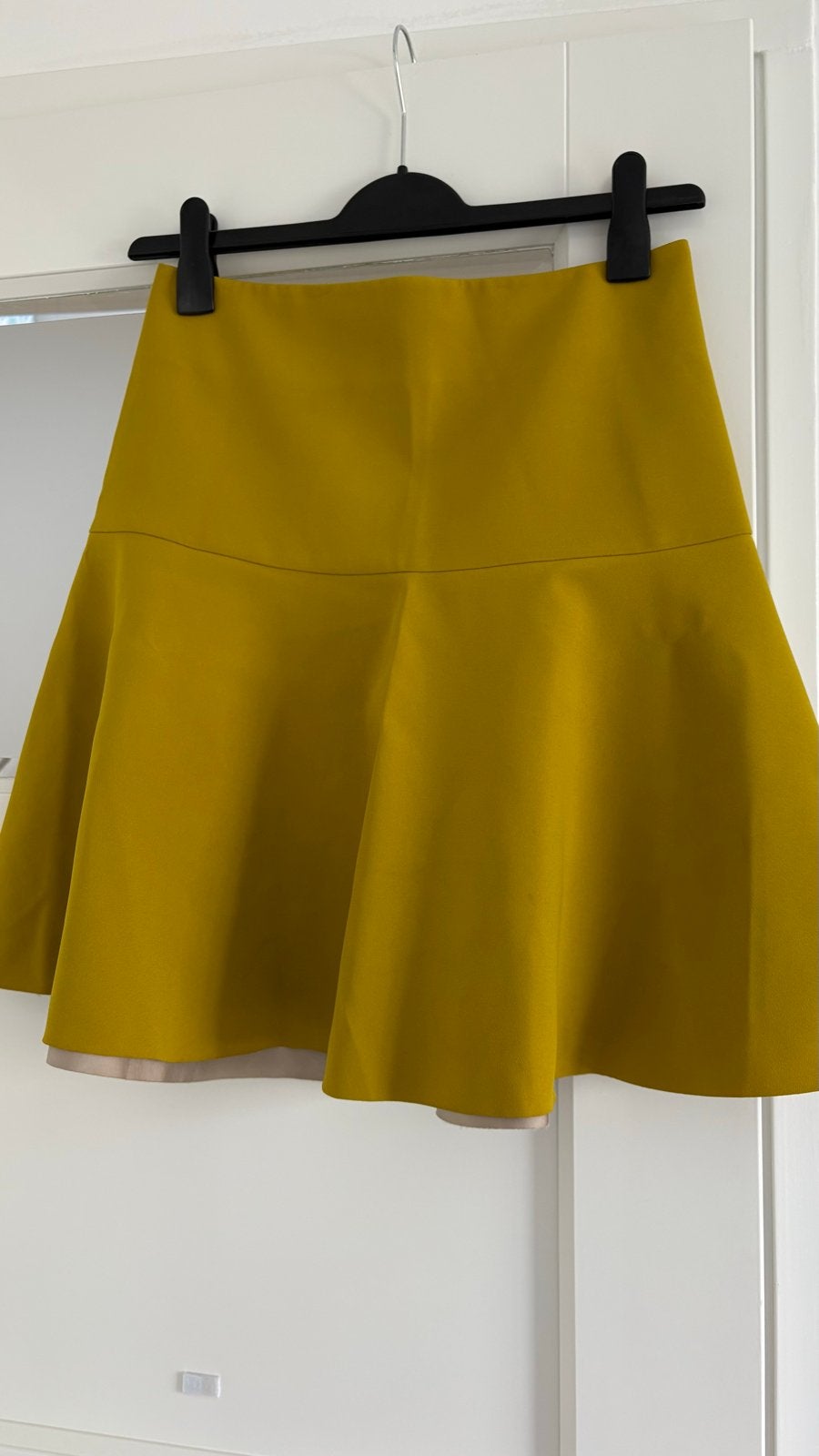 Cos Nieuwe Mosterdkleurige Rok Boven de Knie Maat 38, Kleding | Dames, Rokken, Maat 38/40 (M), Verzenden, Geel, Nieuw