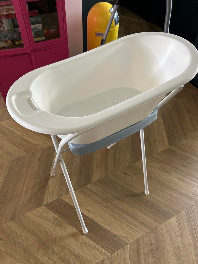 Babybadje met standaard - Wit, Kinderen en Baby's, Badjes en Verzorging, Zo goed als nieuw, Badje, Standaard, Ophalen