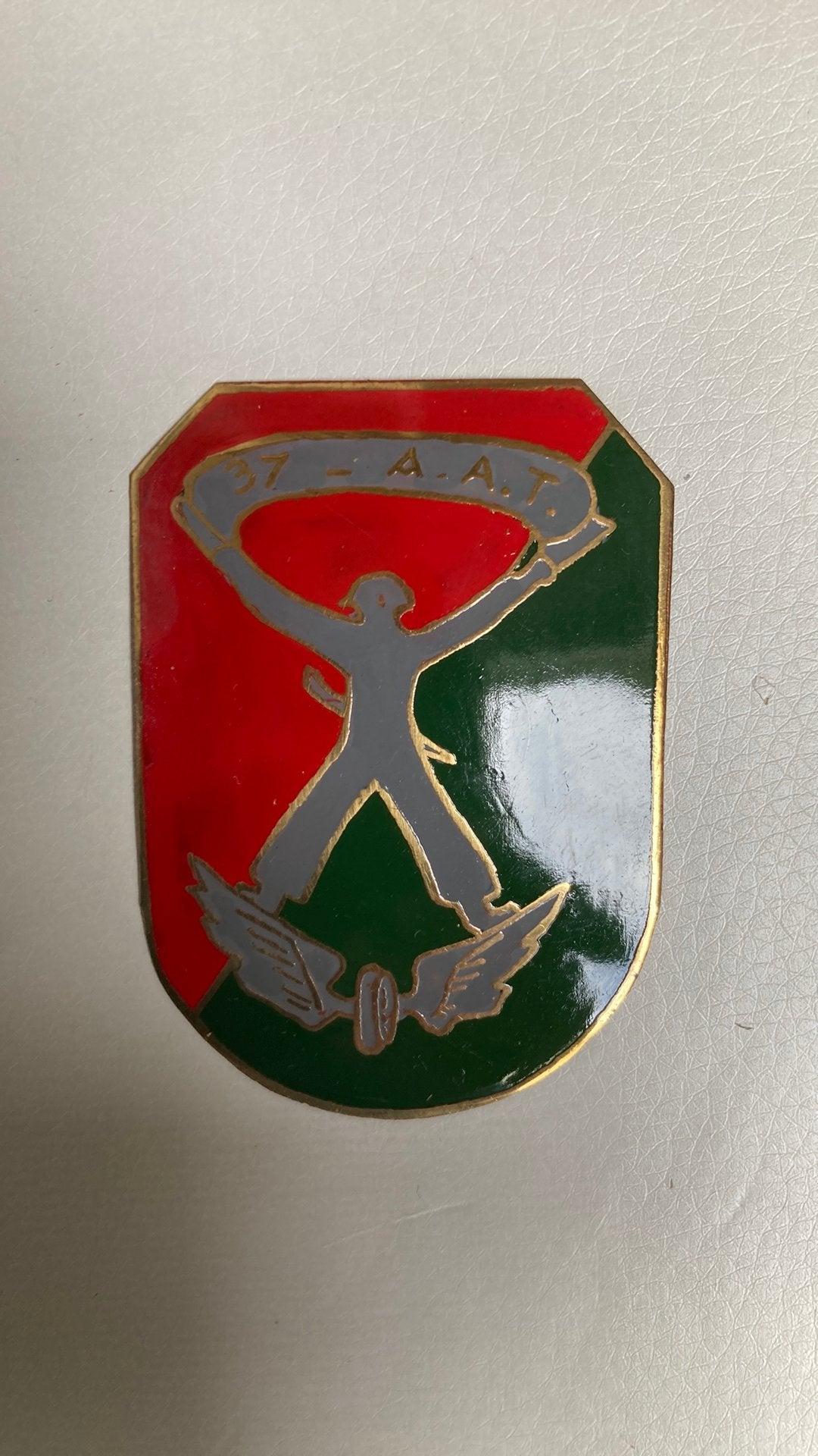 KNIL 37e Aan en Afvoer Troepen, Verzamelen, Ophalen of Verzenden, Landmacht, Nederland, Embleem of Badge