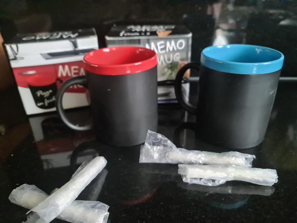Memo Mug / krijtbeker 2 stuks nieuw blauw/rood, Huis en Inrichting, Keuken | Servies, Nieuw, Ophalen of Verzenden, Overige stijlen