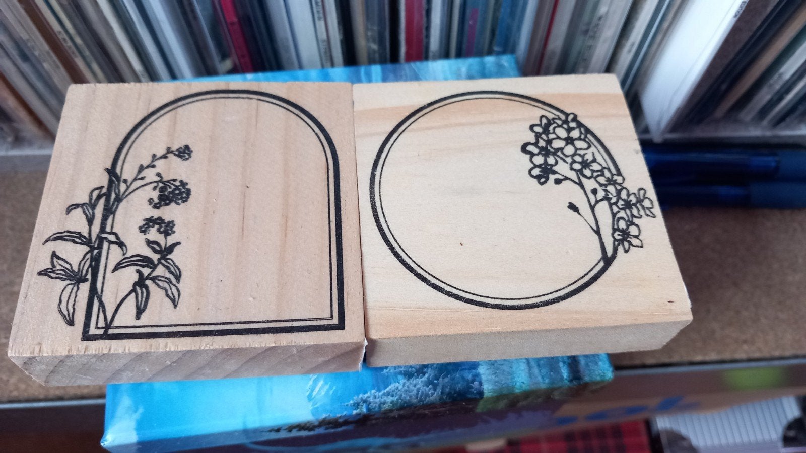 Set van 2 houten stempels met bloemmotieven, Hobby en Vrije tijd, Stempelen, Ophalen of Verzenden, Gebruikt, Houten stempel