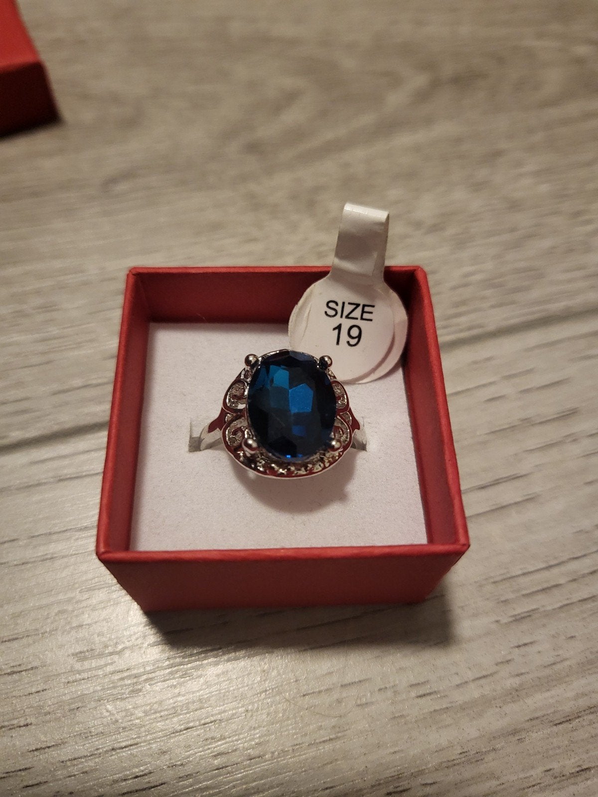 Prachtige zilverkleurige ring met blauwe edelsteen, Sieraden, Tassen en Uiterlijk, Ringen, 18 tot 19, Nieuw, Ophalen of Verzenden