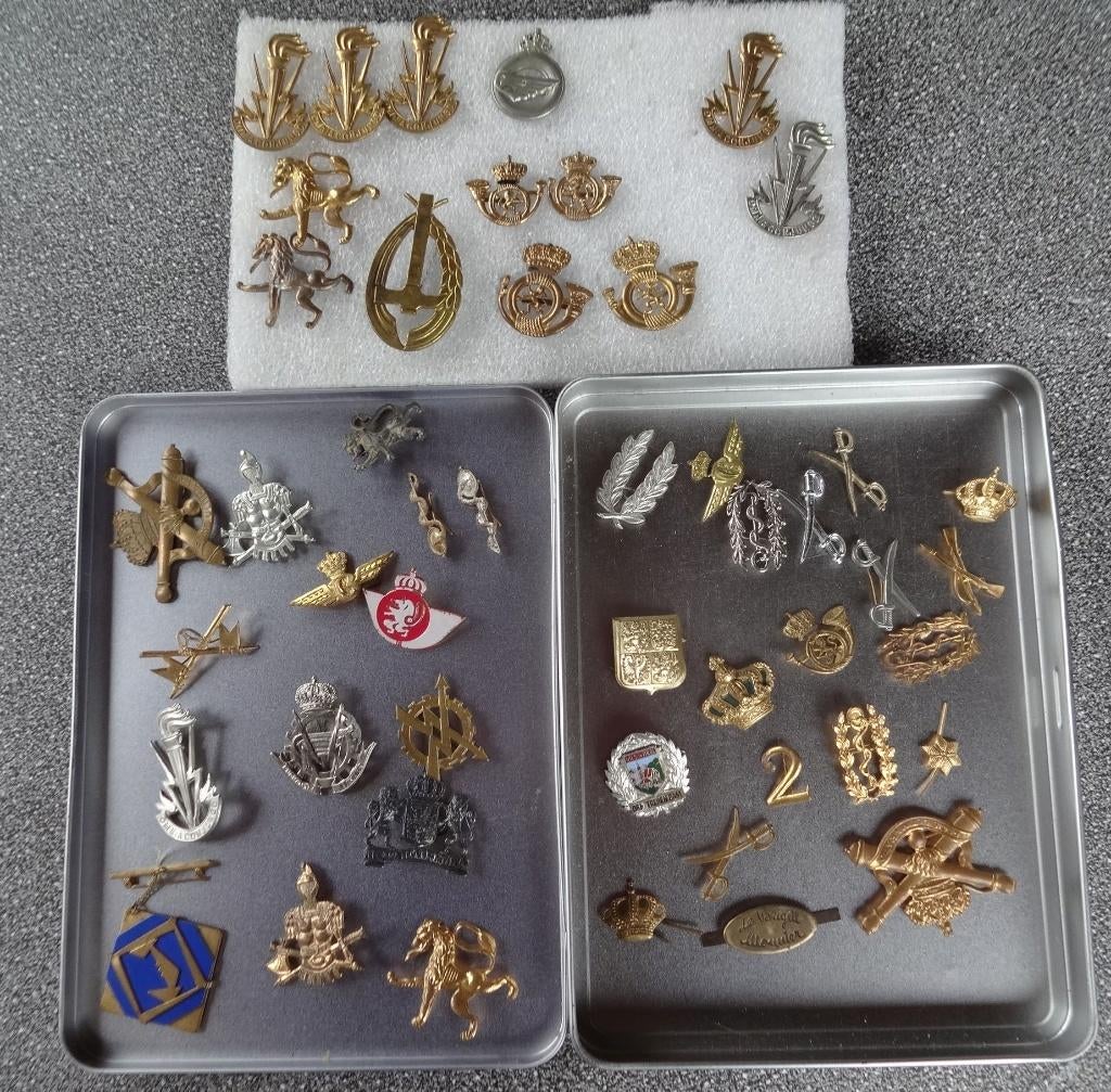 Blikje vol met militaire (baret) emblemen en/of speldjes, Ophalen of Verzenden, Overige soorten, Overige gebieden, Embleem of Badge