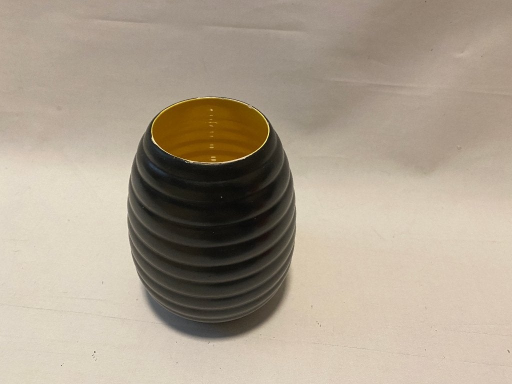 Retro/60s Leuk Adco ribbel vaasje met gele binnenzijde, Gebruikt, Zwart, Ophalen of Verzenden, 13 cm
