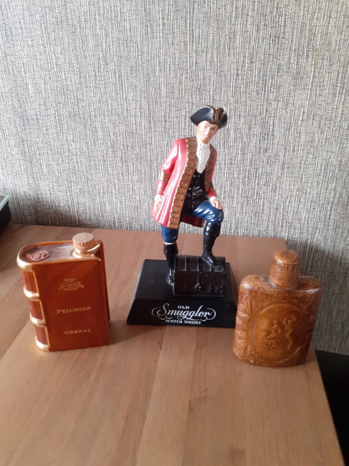Decoratieve flessen en beeldje: Old Smuggler, Pellisson, Ophalen