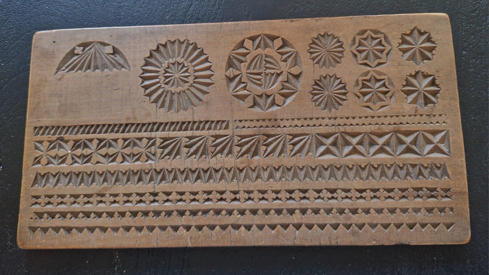 Uit inboedel: Antieke oefenplank fries houtsnijwerk, incl ve, Antiek en Kunst, Houtsnijwerk, Verzenden, Handgemaakt, 20 - 50 cm