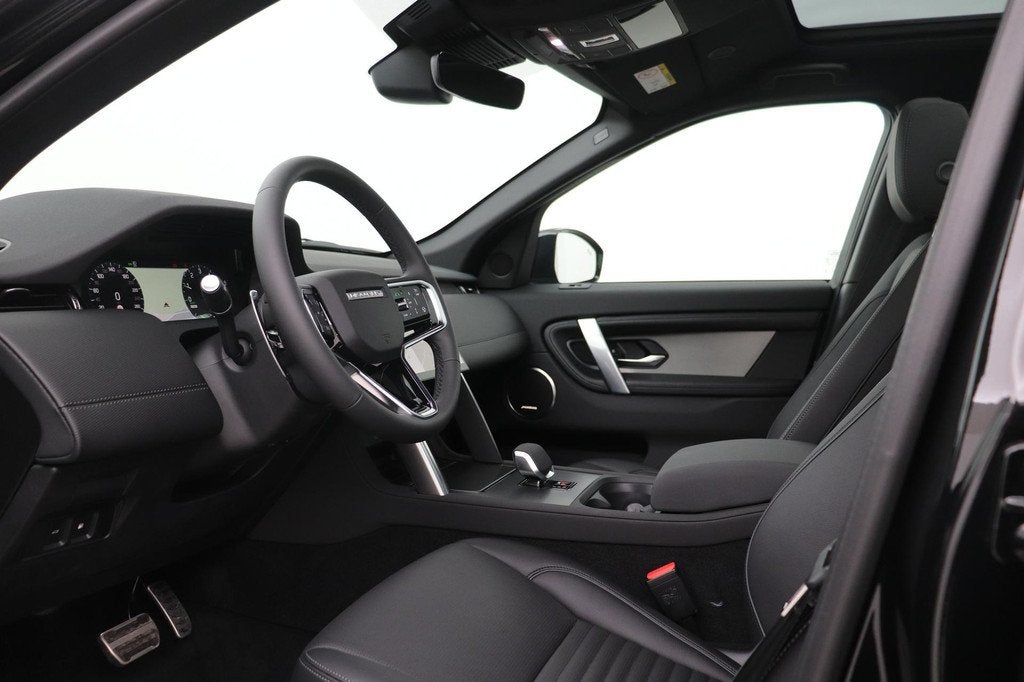 Land Rover Discovery Sport P270e PHEV Dynamic SE | NIEUW! |, Auto's, Land Rover, Automaat, 15 kWh, Discovery Sport, Zwart