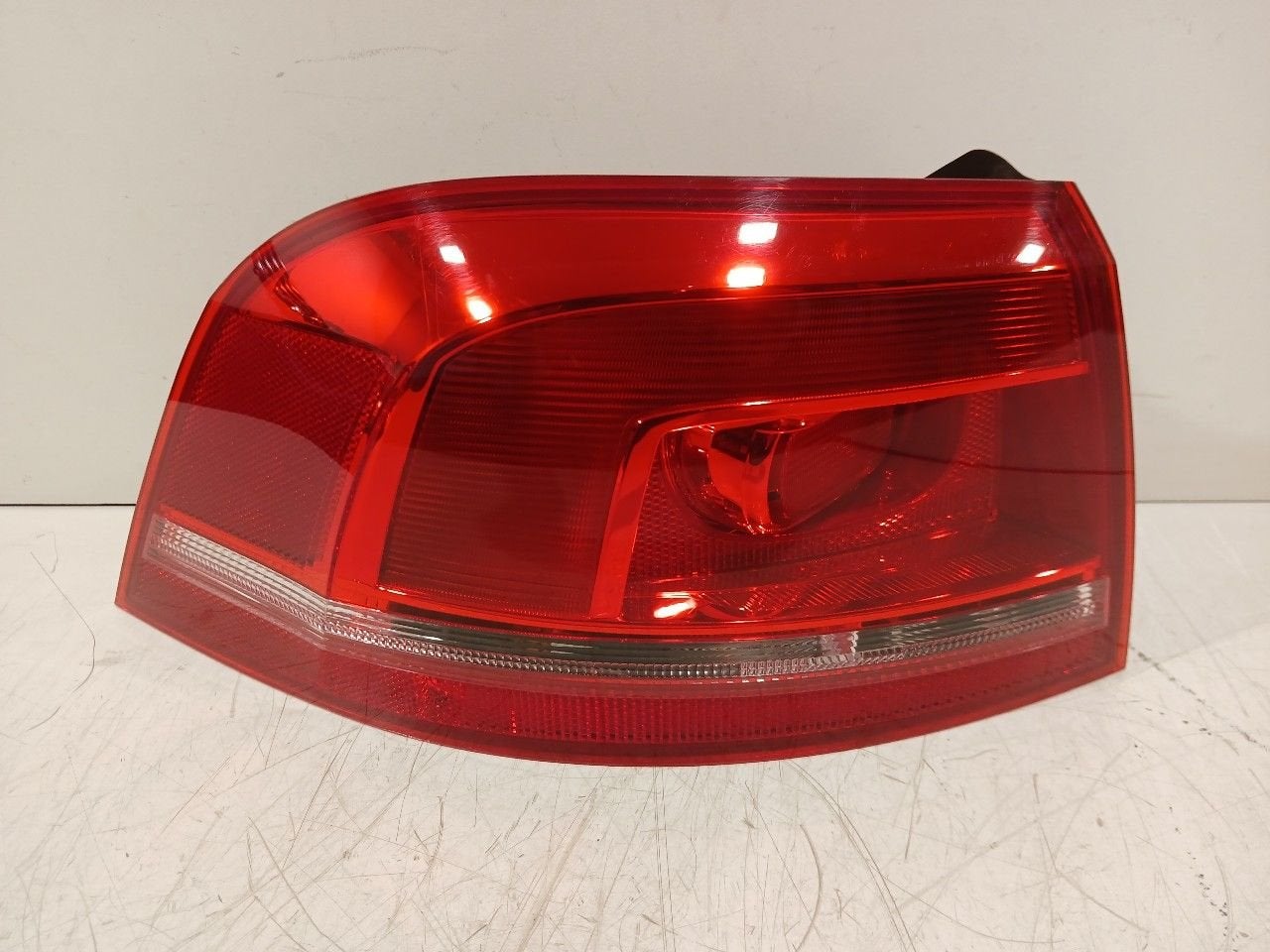 Achterlicht links buiten Volkswagen Passat, Auto-onderdelen, Onderdelen@venauto.nl, Van der Ven Autorecycling B.V., Gebruikt, Ettenseweg 76, 4706 PB Roosendaal, The Netherlands