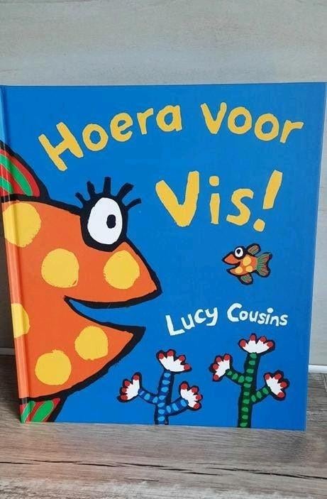 Hoera voor Vis! - Prentenboek van Lucy Cousins, Boeken, Kinderboeken | Baby's en Peuters, Zo goed als nieuw, Ophalen of Verzenden