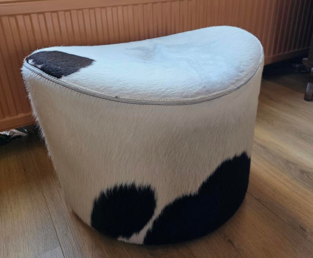 Poef van koeienhuid., Ophalen, Minder dan 50 cm, Gebruikt, 50 tot 75 cm