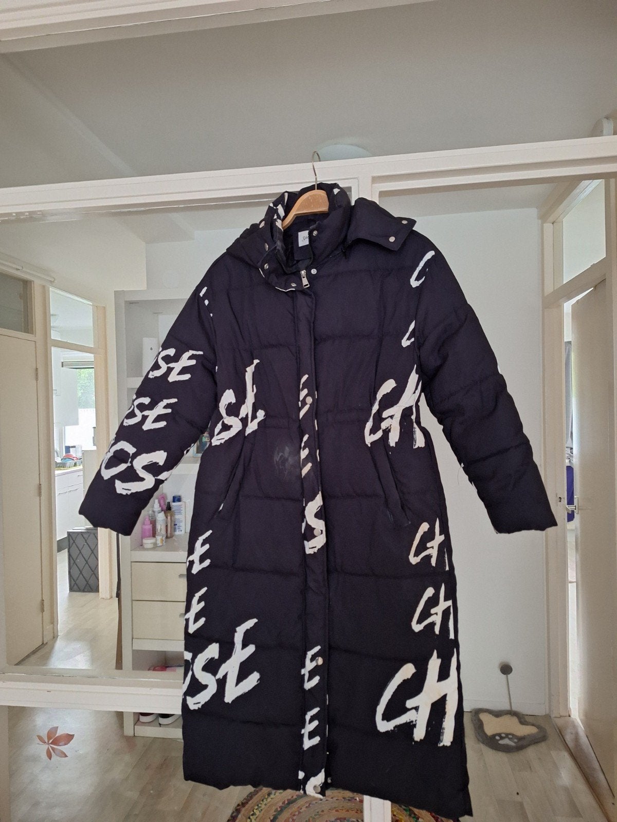 Lange Zwarte Pufferjas met Witte Letters, Kleding | Dames, Jassen | Winter, Ophalen, Zwart, Maat 36 (S), Onbekend
