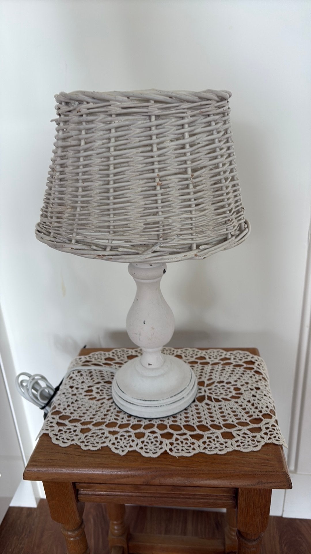 LAMPJE BROCANT WIT/RIET HOOGTE 35 cm, Wit, Ophalen of Verzenden, Zo goed als nieuw, Hout