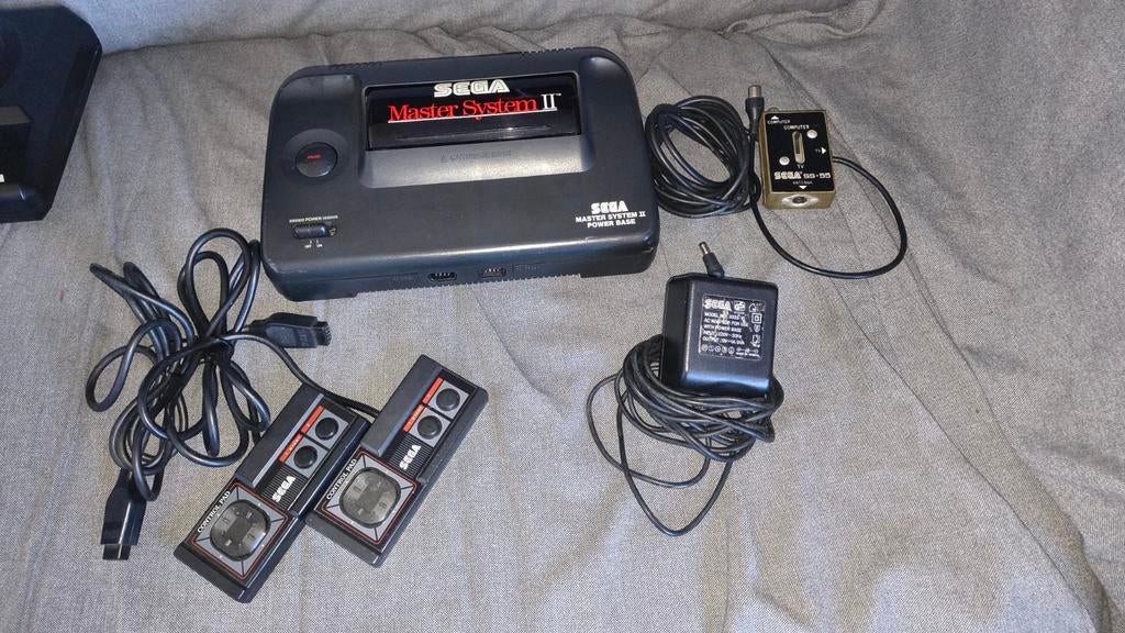 Sega Master System 2 met 2 controllers en antennekabel, Spelcomputers en Games, Spelcomputers | Sega, Ophalen, Gebruikt, Met 2 controllers