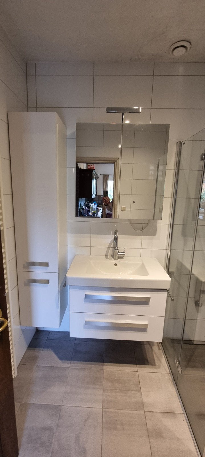 Witte badkamerkasten met glazen planken, Huis en Inrichting, Ophalen, (Half)hoge kast, Minder dan 50 cm, Zo goed als nieuw