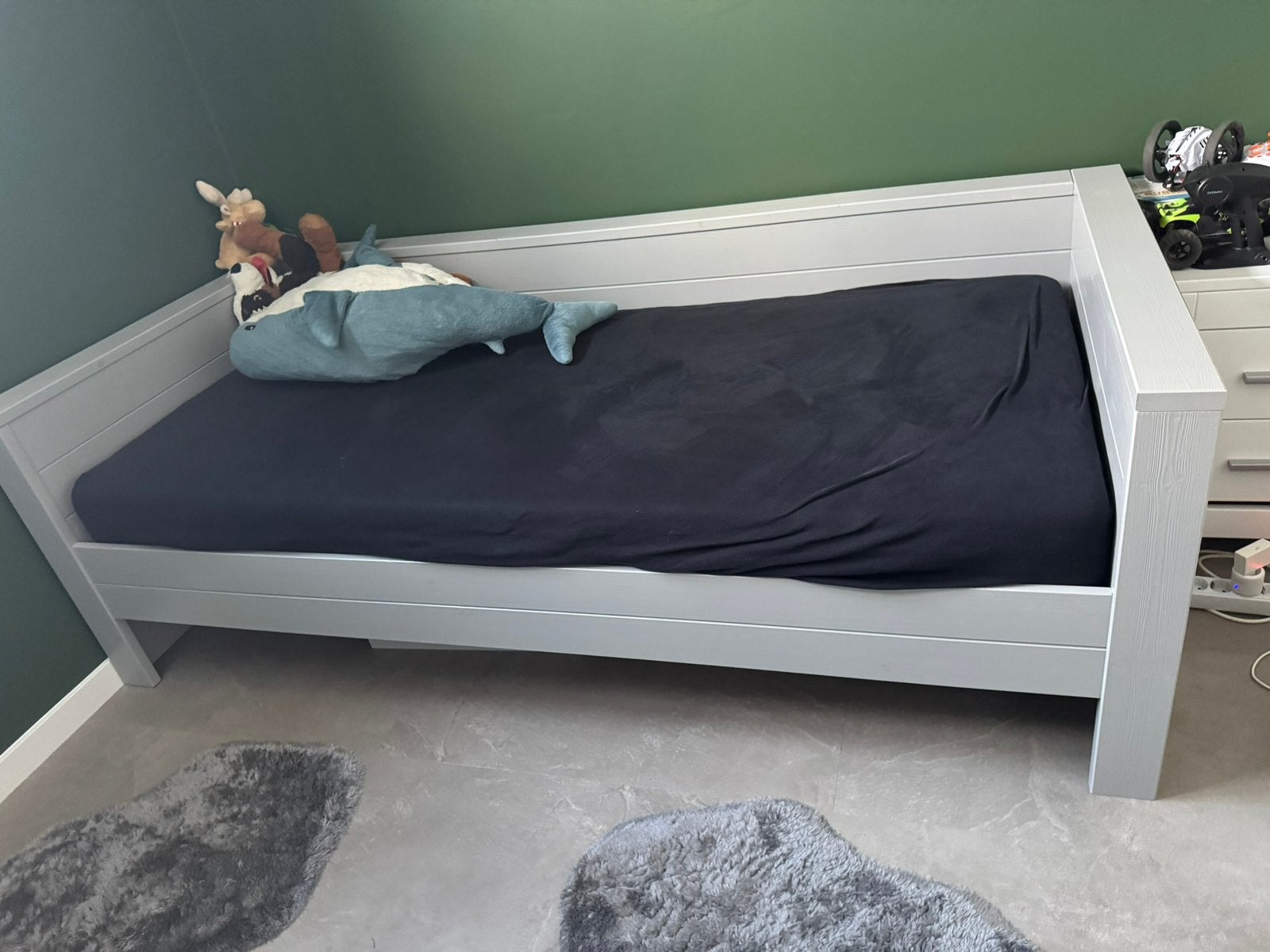 Woood Dennis Bed met 3deurs kast beton grijs, Ophalen, 85 tot 100 cm, Zo goed als nieuw, Lattenbodem